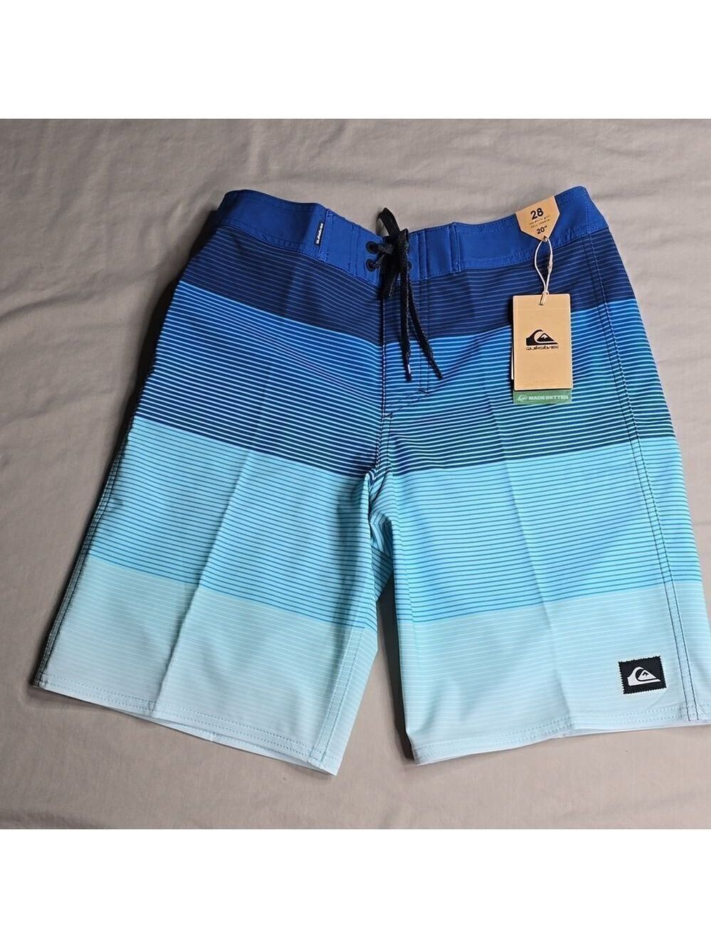 656 NWT Quicksilver Surfsilk Massive 20" Boardshorts Size 28